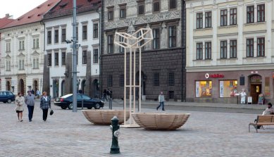 Vítězný projekt tří kašen na náměstí Republiky v Plzni - Osazená dřevěná maketa v měřítku 1:1 - foto: © MgA Ondřej Císler, HCA