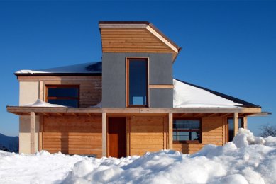 Dřevěný dům „na louce“ - foto: archiv autora