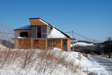 Dřevěný dům „na louce“ - foto: archiv autora