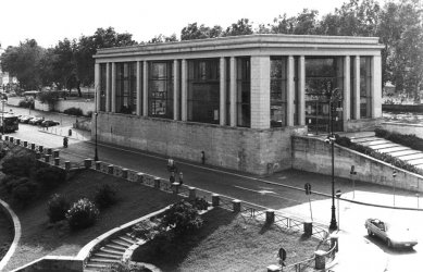 Museo dell'Ara Pacis - Přístřešek architekta Vittorio Morpurgo z roku 1938 (2001 zbořen). - foto: archiv redakce