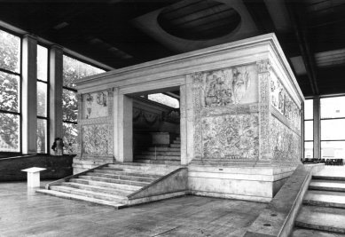 Museo dell'Ara Pacis - Přístřešek architekta Vittorio Morpurgo z roku 1938 (2001 zbořen). - foto: archiv redakce
