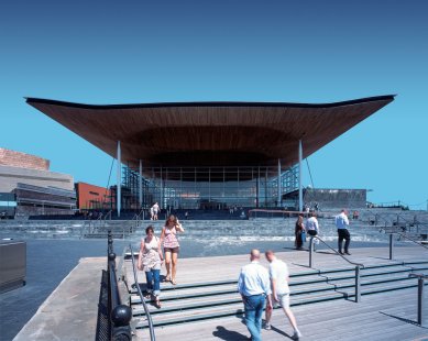 National Assembly for Wales - The Assembly building is built on a slate plinth. The glass walls give the impression of a transparent building under the roof. - foto: © Katsuhisa Kida