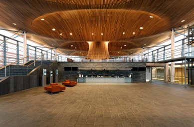 National Assembly for Wales - The reception area provides a large open space that dreates a clear and welcoming entrance to the Assembly building. - foto: © Redshift Photography 2006