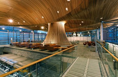 National Assembly for Wales - The wood-panelled funnel leading to the debating chamber dominates the public events area on the mezzanine level. - foto: © Redshift Photography 2006