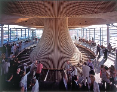 National Assembly for Wales - Plenary Sessions can be watched from the public viewing gallery. The Welsh oak desks are set out in the round, enambling all Members to have a view of debates. - foto: © Katsuhisa Kida