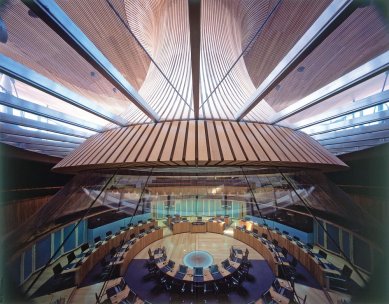 National Assembly for Wales - Transparency and openness are enhanced by the glazed panelling between the public gallery ad 60-seat debating chamber below. - foto: © Katsuhisa Kida
