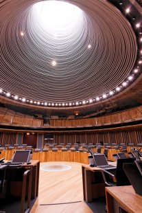 National Assembly for Wales - The inside of the funnel enhances the day light entering into the Debating Chamber to reduce the need for artificial lighting. This is one factors that helps reduce the energy requirements of the building. - foto: © Redshift Photography 2006