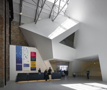 Contemporary Jewish Museum, San Francisco - Shenson Welcome Center in Koret-Taube Grand Lobby - foto: Bruce Damonte - Courtesy of the Contemporary Jewish Museum, San Francisco