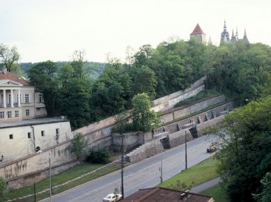 Průchod valem Prašného mostu - Cesta z Opyše do Dolního Jeleního příkopu, 1997-98 - foto: Jan Malý