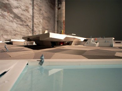 Lakeside bath Caldaro - Fotografie modelu vystaveného na benátském bienále. - foto: Petr Šmídek, 2004