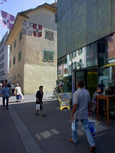 Migros Shopping Center - foto: Petr Šmídek, 2002