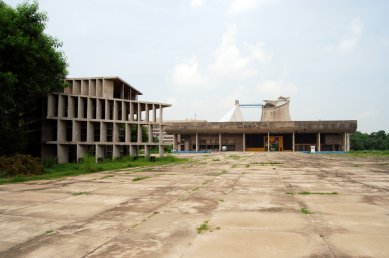 Kapitol v Čandígarhu - V popředí Věž stínů - foto: © Martin Rosa, 2009