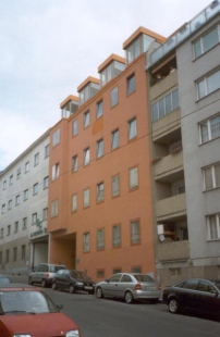 Obytný blok na Matznergasse - Sargfabrik - foto: Jan Kratochvíl, 2001