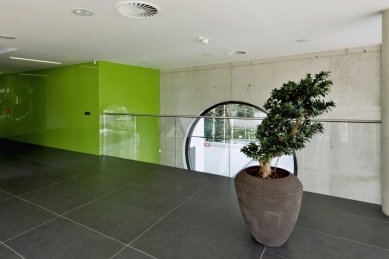 Administrativně výrobní objekt firmy Tescan - Galerie ve vstupní hale - foto: Tomáš Staudek, Petr Peřina