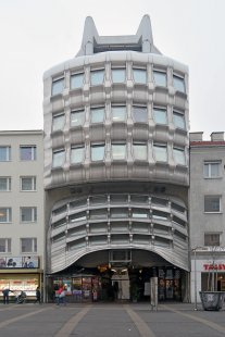 Bankovní pobočka na Favoritenstraße - foto: Petr Šmídek, 2018