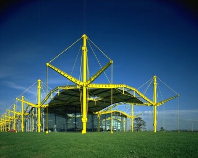 Renault Distribution Centre - foto: © Foster and Partners