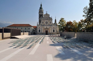 Square and open air altar - foto: Miran Kambič