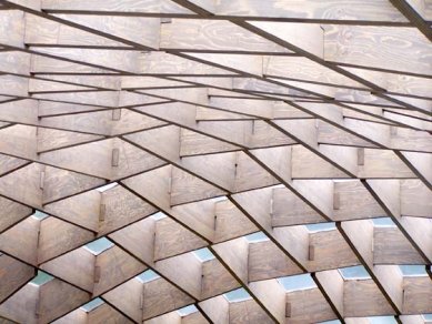 Serpentine Gallery Pavilion 2005 - Petr si kvůli nám odkočil ze svatby svojí sestry, aby nás potěšil touto fotkou. Díky. - foto: Petr Horák, 2005