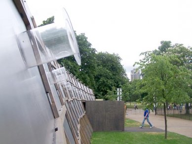 Serpentine Gallery Pavilion 2005 - Petr si kvůli nám odkočil ze svatby svojí sestry, aby nás potěšil touto fotkou. Díky. - foto: Petr Horák, 2005