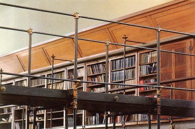 Slovinská národní a univerzitní knihovna - Zábradlí můstku v hlavní čítárně