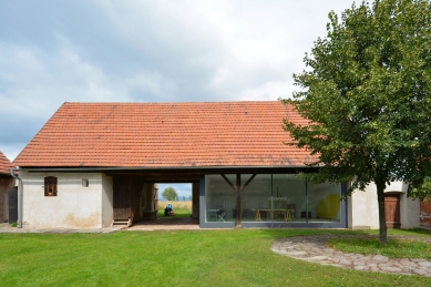 Ateliér zasunutý do stodoly - foto: archiv under-construction