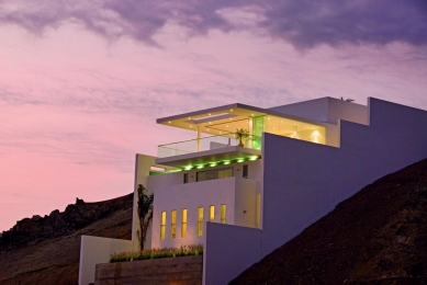 Beach house on a hill - foto: Javier Artadi Arquitectos