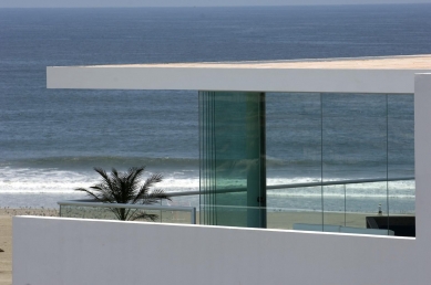 Beach house on a hill - foto: Javier Artadi Arquitectos