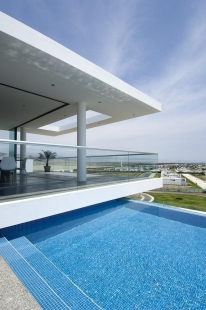 Beach house on a hill - foto: Javier Artadi Arquitectos