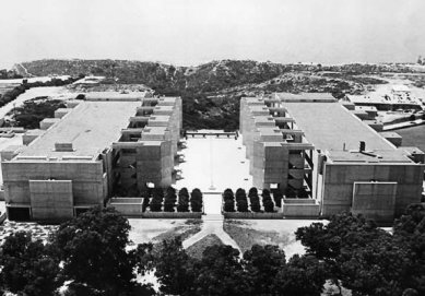 Salk Institute for Biological Studies - Letecký snímek po dokončení stavby - foto: © Louis Kahn