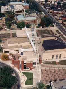 Wexner Center for the Visual Arts - Letecký pohled - foto: © Peter Eisenman, 1989