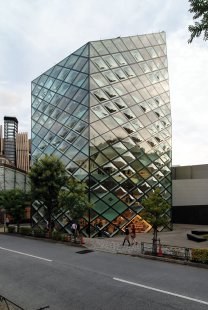 Prada Aoyama Epicenter - foto: Petr Šmídek, 2012