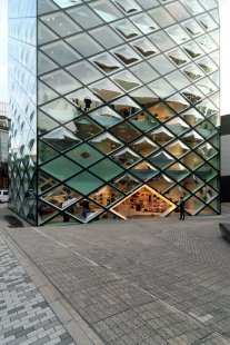 Prada Aoyama Epicenter - foto: Petr Šmídek, 2012