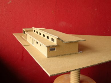 Přízemní dům se slunolamem - Fotografie modelu návrhu s plochou střechou - foto: VLADIMÍR BALDA architekt