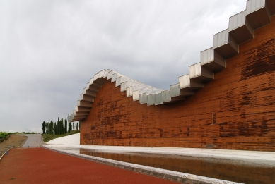 Ysios Winery - foto: Petr Šmídek, 2011