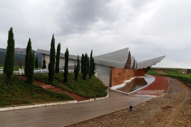 Ysios Winery - foto: Petr Šmídek, 2011