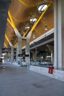 Madrid Barajas Airport - foto: Petr Šmídek, 2007