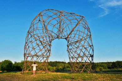 Artefakt - strukturální konstrukce z kmínků - foto: Petr Králík, 2014