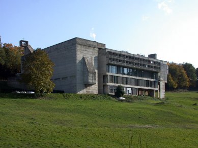 Klášter La Tourette - Výlet ŠA AVU po Corbusierových stavbách nazvaný Kultovky. - foto: Petr Šmídek, 2003