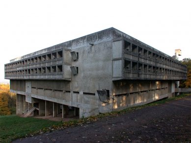 Klášter La Tourette - Výlet ŠA AVU po Corbusierových stavbách nazvaný Kultovky. - foto: Petr Šmídek, 2003