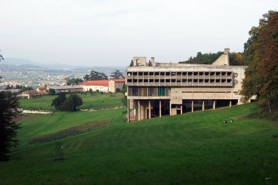 Klášter La Tourette - Výlet ŠA AVU po Corbusierových stavbách nazvaný Kultovky. - foto: David Kubík, 2003