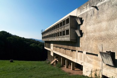 Klášter La Tourette - Výlet ŠA AVU po Corbusierových stavbách nazvaný Kultovky. - foto: Petr Šmídek, 2003