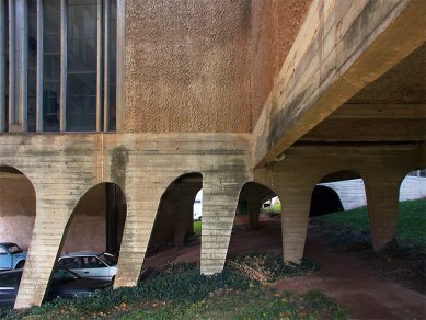 Klášter La Tourette - Výlet ŠA AVU po Corbusierových stavbách nazvaný Kultovky. - foto: Petr Šmídek, 2003