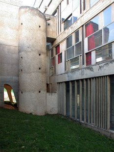 Klášter La Tourette - Výlet ŠA AVU po Corbusierových stavbách nazvaný Kultovky. - foto: Petr Šmídek, 2003