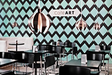 Café ART - Nejvýraznějším zásahem v interiéru je ruční malba vzoru Poirot na jedné ze stěn kavárny. - foto: Vladimír Novotný / kiva.cz