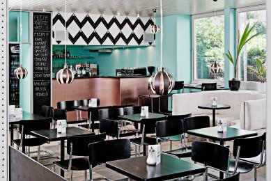 Café ART - Pohled od vstupu. Desky stolů na míru v černé barvě jsou doplněny replikami řidlí Marcela Breuera. - foto: Vladimír Novotný / kiva.cz