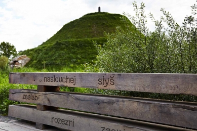 Dům přírody Litovelského Pomoraví - Sluňákov: Mostky převádí cestu přes drobné vodní toky areálu. Jsou výtvarně řešené a zvýrazněním utilitární stavba ukazují význam mostu. Spojují celý areál fyzicky i myšlenkově. Navíc jsou nositeli textů ideového konceptu areálu. Každý most má svoje téma. - foto: Andrea Thiel Lhotáková