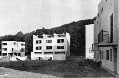 Kolonie Nový dům - Vlevo dům J. Krohy, uprostřed trojdům J. Grunta. - foto: archiv redakce
