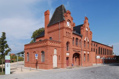 Ministerstvo životního prostředí - Bývalá nádražní budova dnes slouží jako vstup do ministerstva. - foto: © Petr Šmídek, 2007