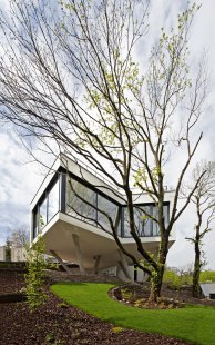 Dům mezi stromy - foto: Tomáš Manina