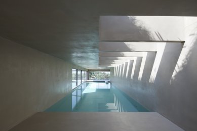 Dům s bazénem integrovaný do svahu - foto: Jan Kuděj